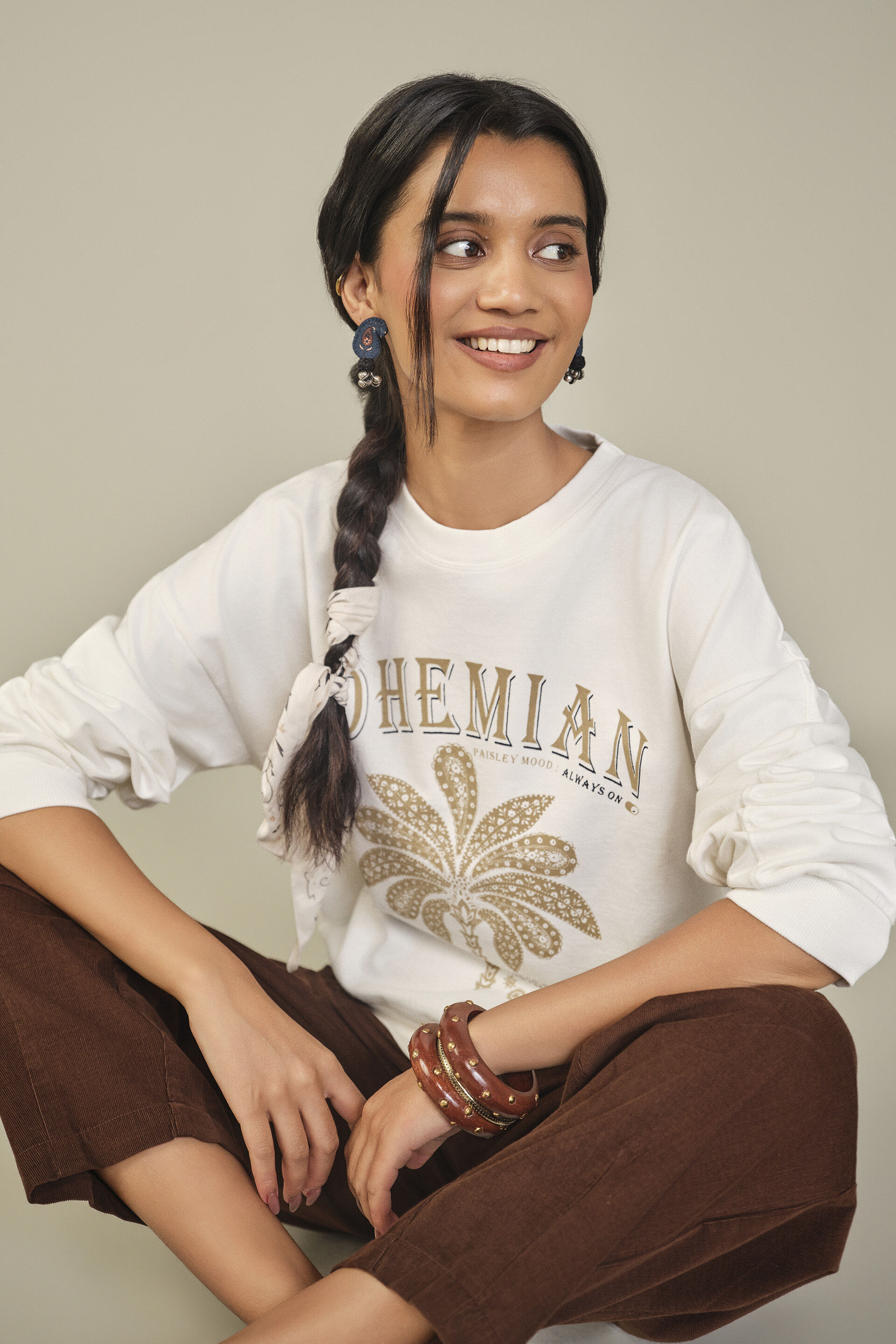 Solid Sweatshirt in White, White, image 3