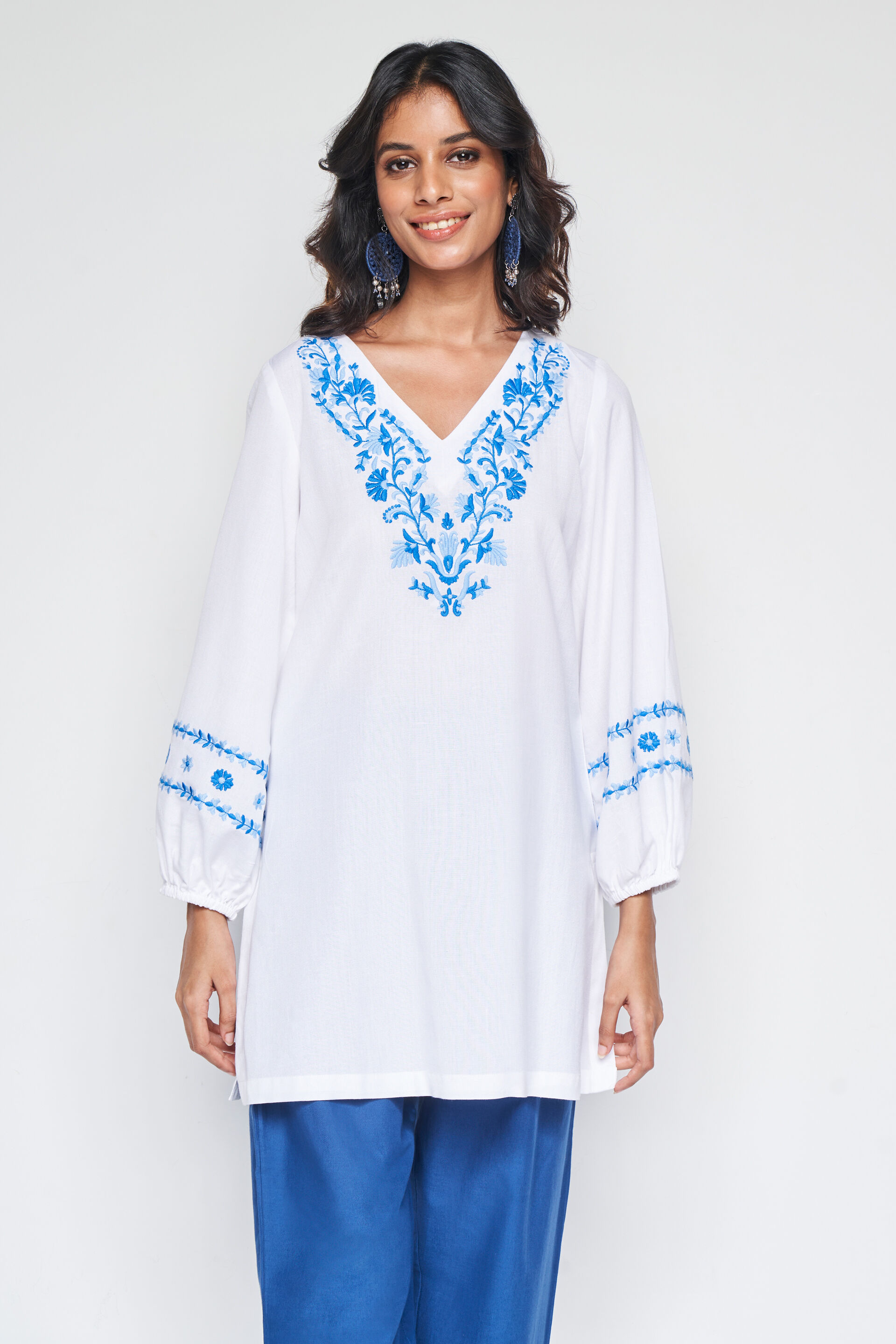 Buy our Off White Tunic online from globaldesi.in SC FW23GS061TURL