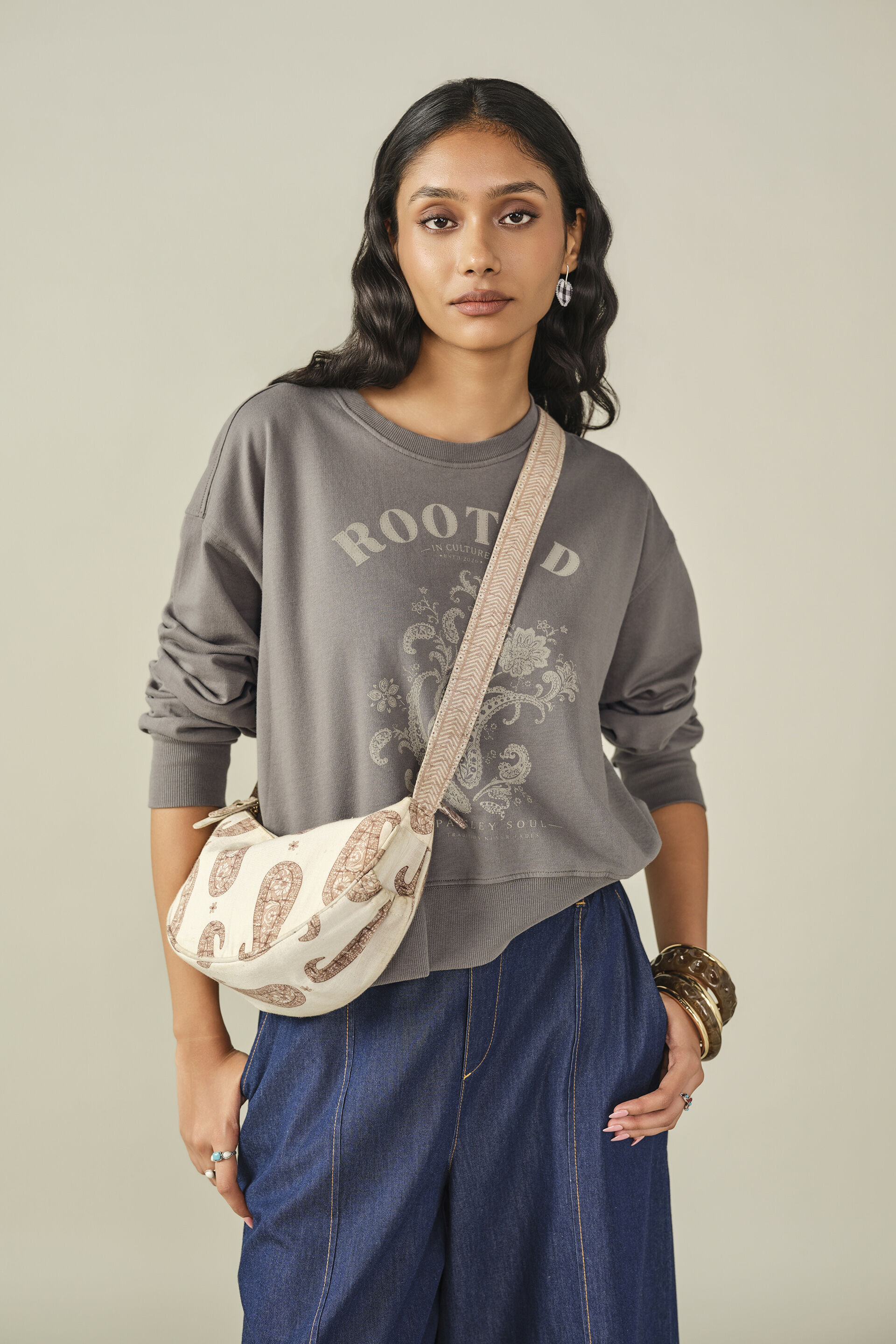 Solid Sweatshirt in Grey, Grey, image 3