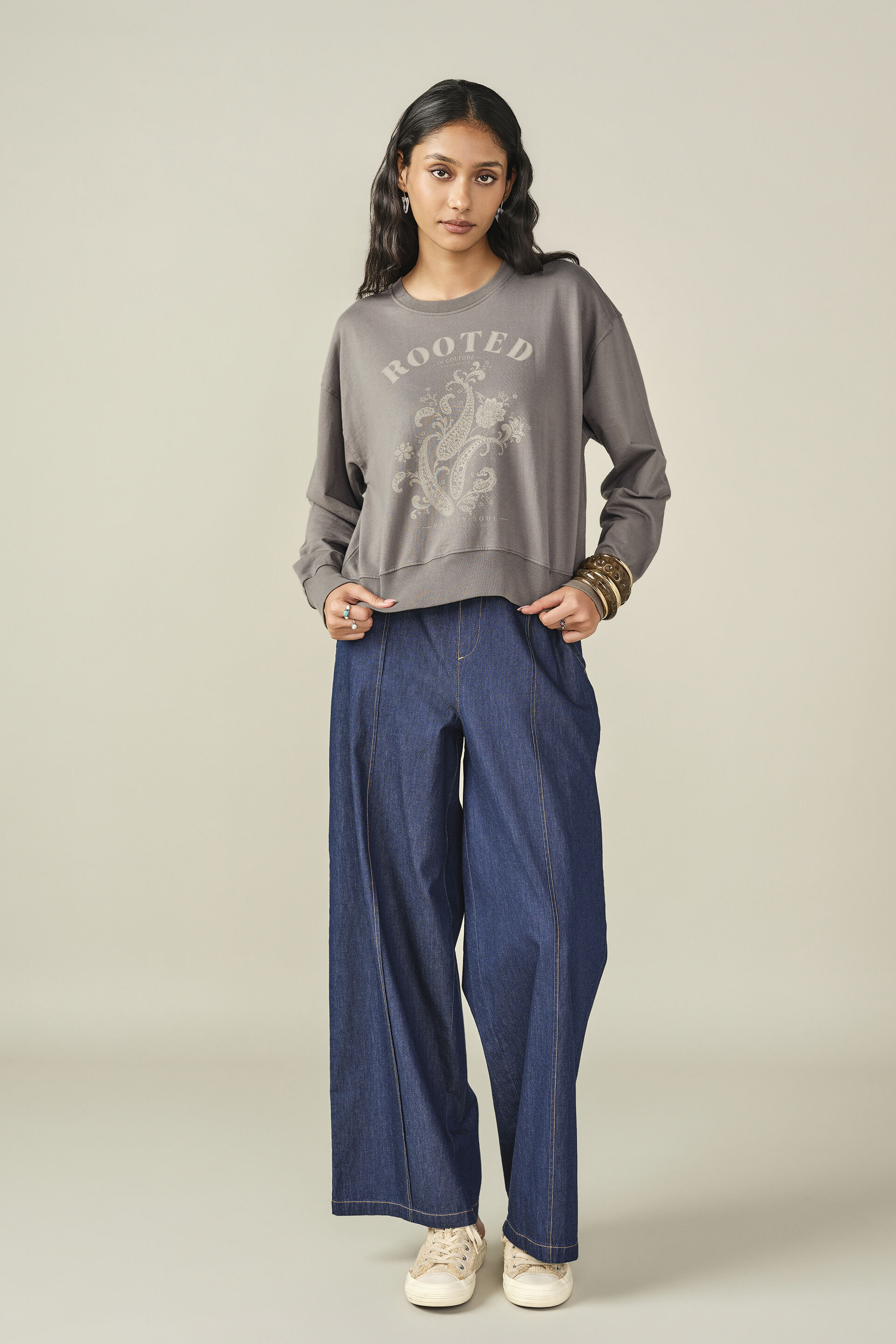 Solid Sweatshirt in Grey, Grey, image 4